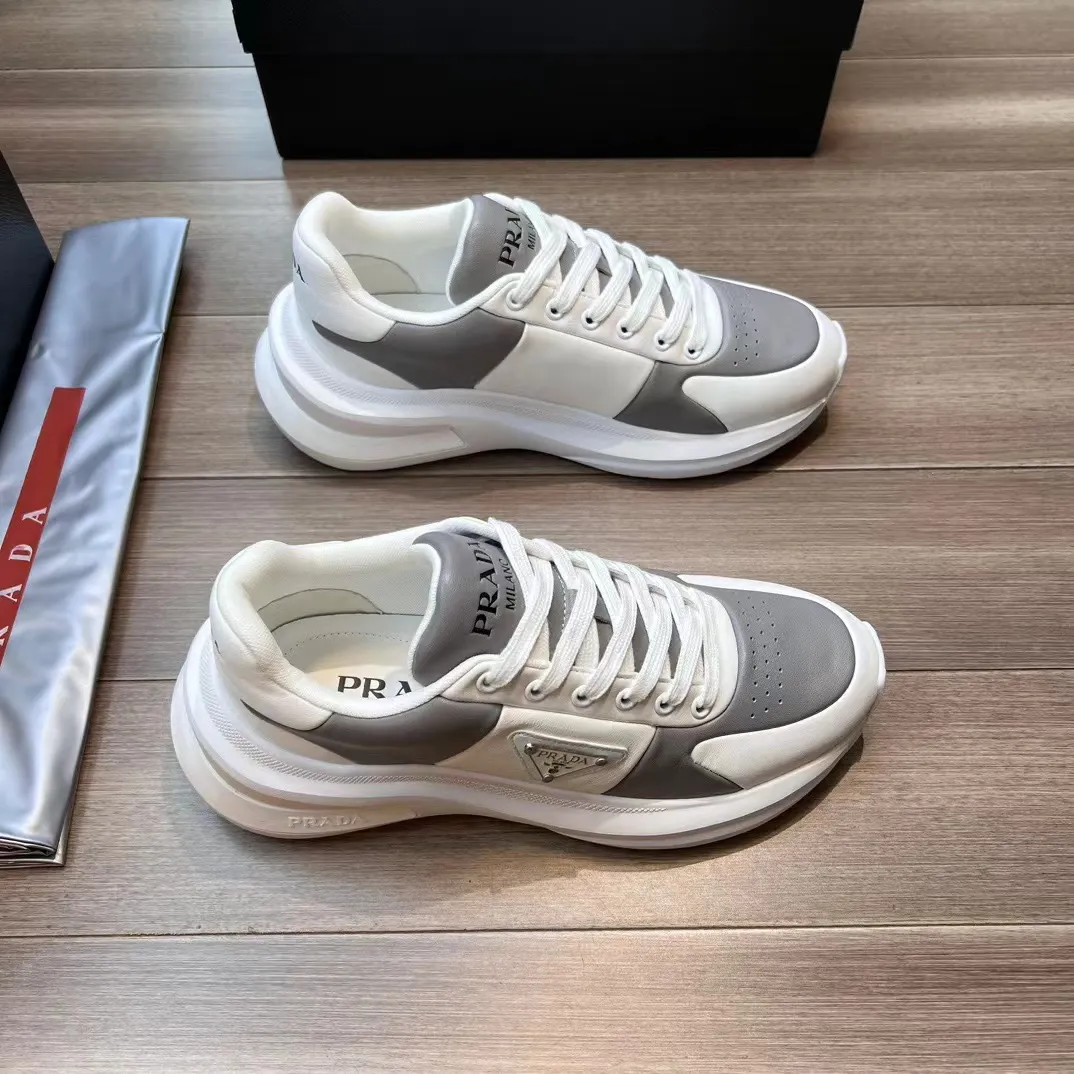 P440 Prad* men's new soft leather casual sneakers. This sneaker is made of Napa cowhide. The leather is soft and fine, with a natural texture, which improves breathability. The outer side is coated with an enamel metal triangle logo to embellish the shoe body. The tongue and heel are decorated with brand letter logo details. Ultra-lightweight 6cm concave and convex rubber thick sole with PRADA letter logo on the side and cowhide lining. It feels comfortable on the foot and is exquisite and versatile!